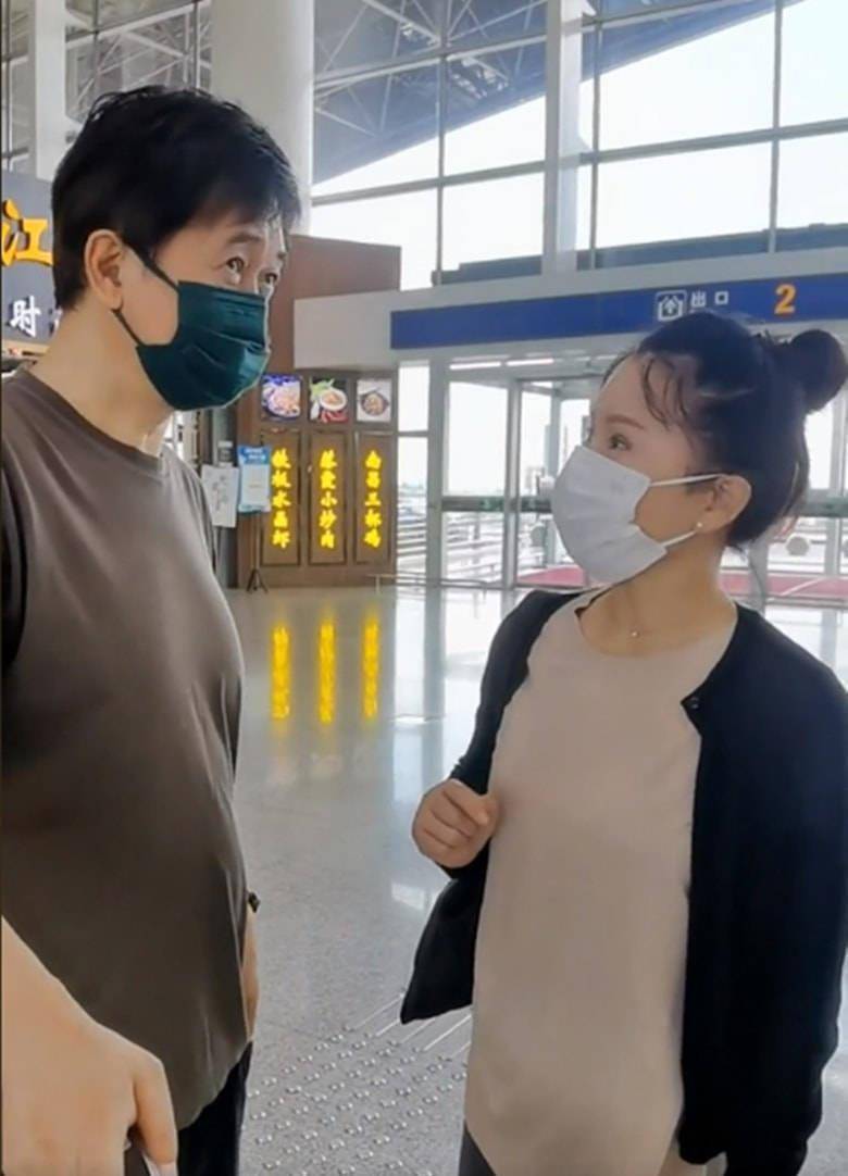 任静跟王为念跟合影,脸部扭曲不自然,特别是眼睛看着好假!