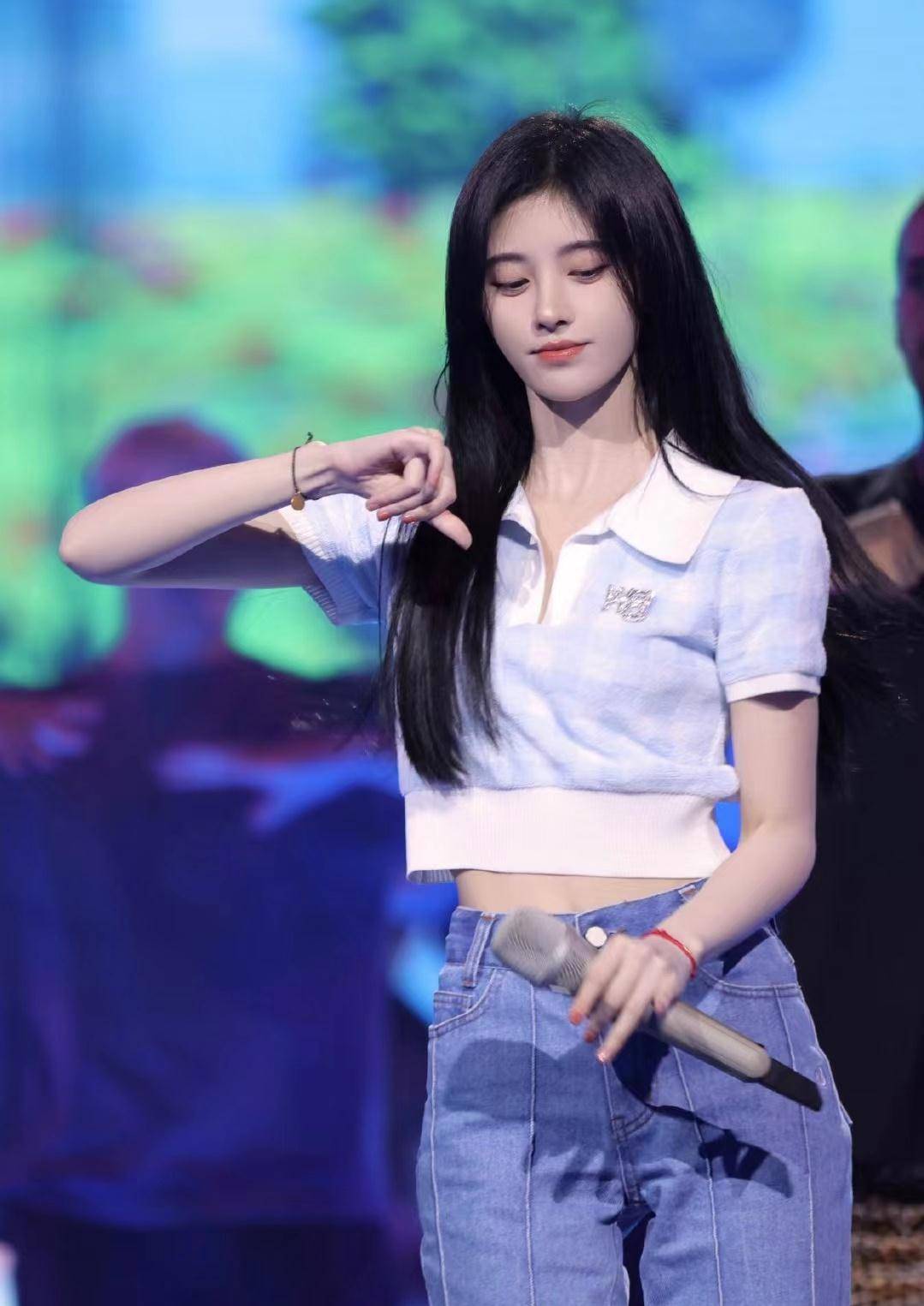 小个子姐妹的穿搭模板来啦,鞠婧祎多元素穿搭,可盐可甜.