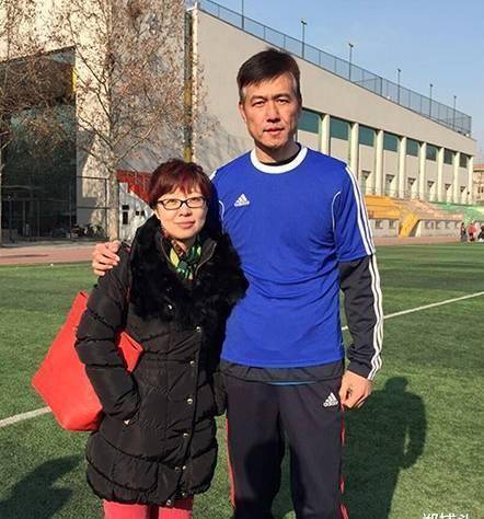 她曾是洋教练米卢最信任女记者,跳槽薪酬300万,如今年近五十岁_李响