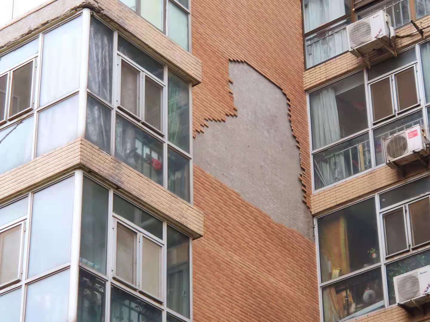 蜘蛛人外墙保温加固维修师傅解析外墙脱落原因_问题_建筑_保温层