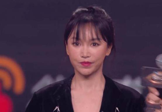 李子柒线下活动,上台领奖显露真颜值,无滤镜长相美到观众_生活_众人