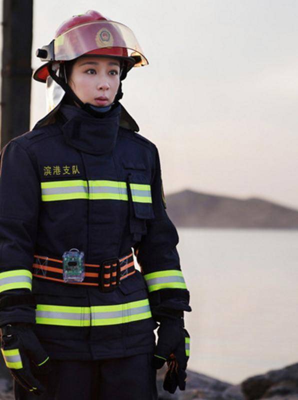 她在里面饰演的是消防员王璐