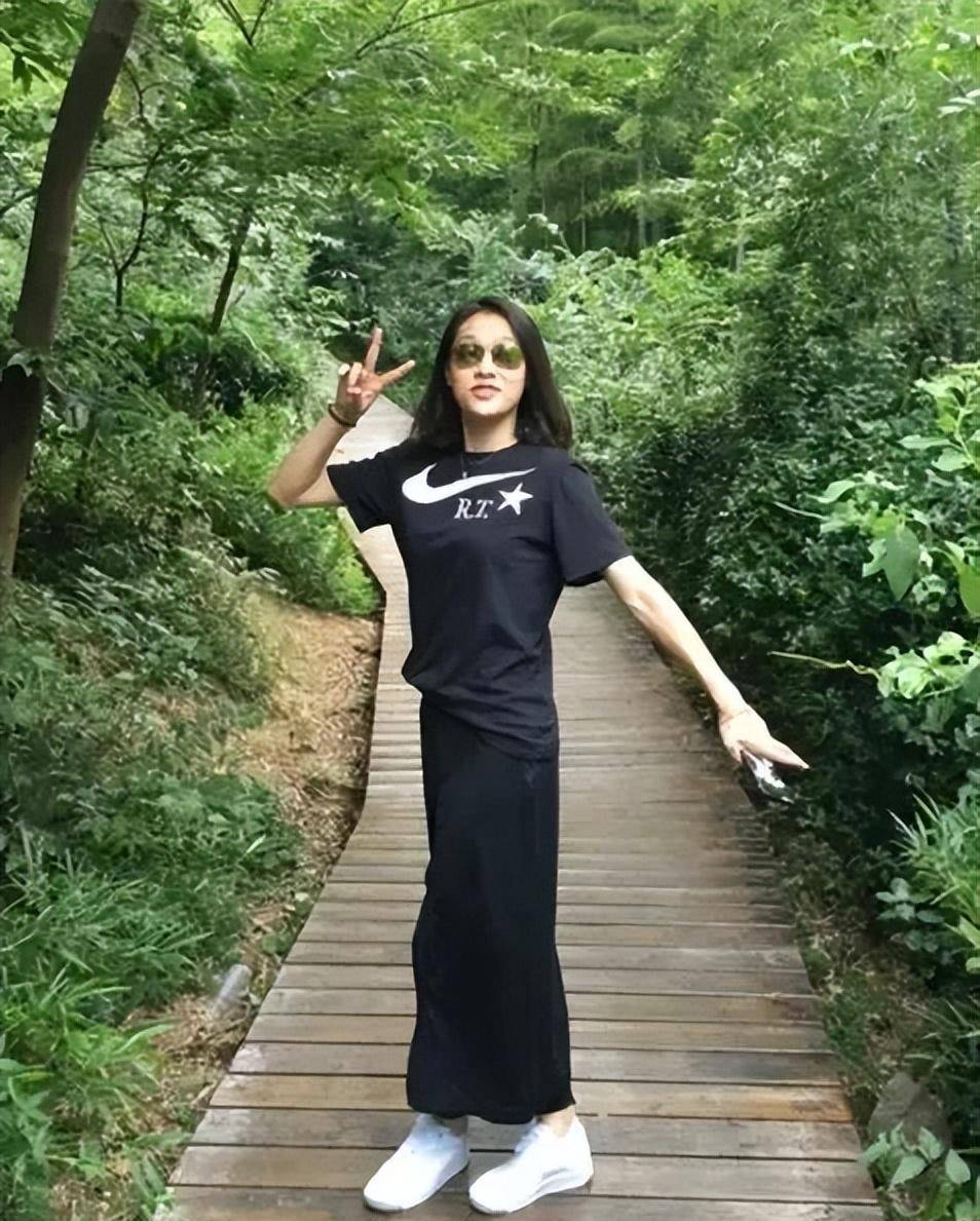 刘翔的妻子吴莎,足够自信,素颜的她帅气迷人,气质比女明星还要好_运动