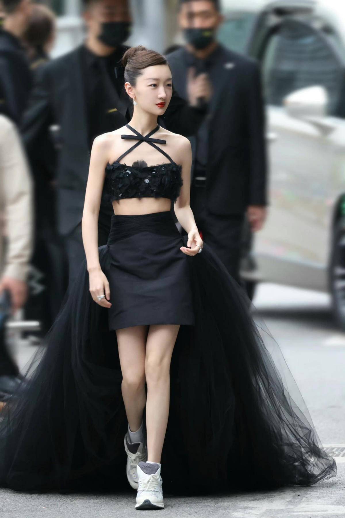 周冬雨走红毯被造型师坑惨了!