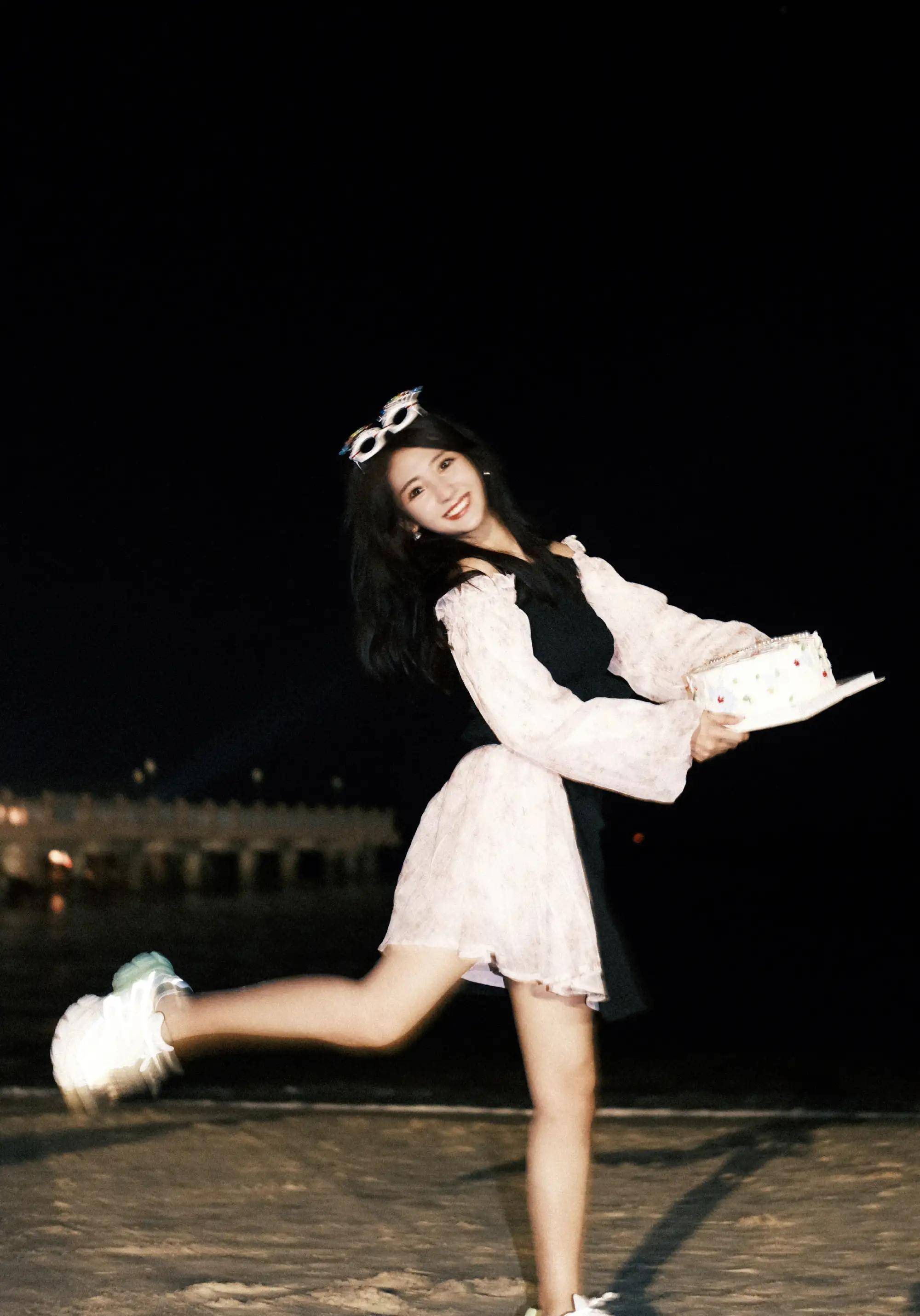 邢菲海滩烛火生日大片_蛋糕_少女_模样