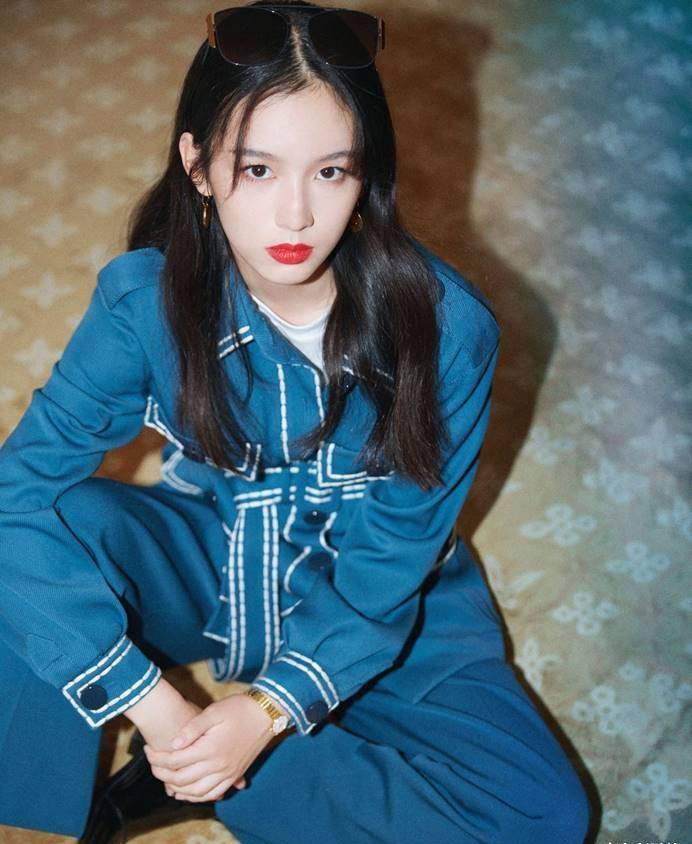 《少年的你》魏莱穿搭好少女,牛仔背带裙搭白色t恤,身材凹凸有致_周也