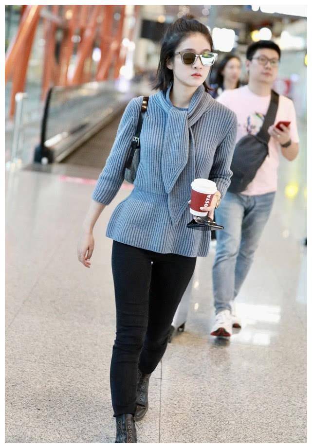 张雪迎出游归来状态好,穿收腰针织衫搭铅笔裤,瘦了不少!