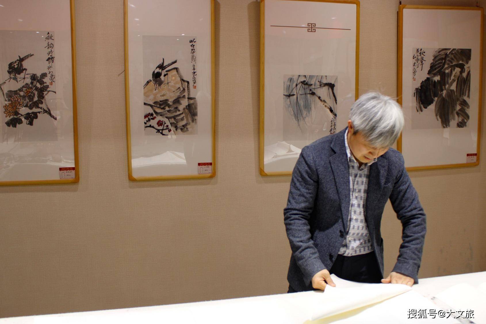 第三位上场的书法家是李小刚,据介绍,李小刚书法得魏书之老辣霸悍,避