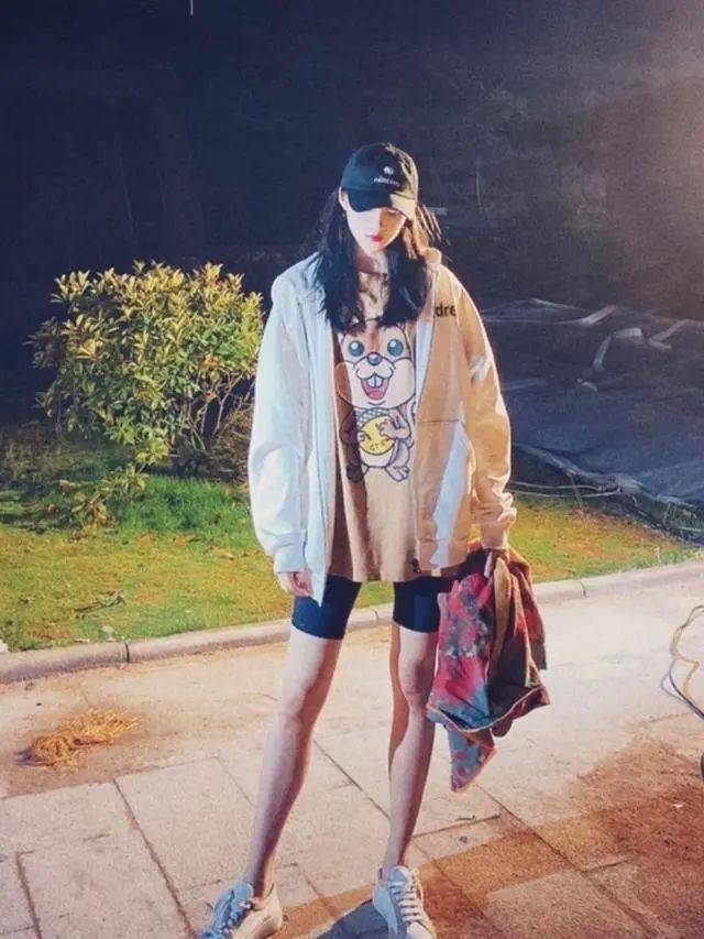 关晓彤私服又甜又酷,黑色露脐装搭迷彩裤,大长腿让人羡慕不已!