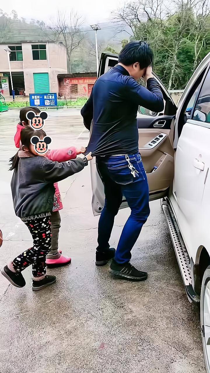 父亲要驾车外出打工,三个孩子抓着他的衣角叮嘱:你要早点回来_男子