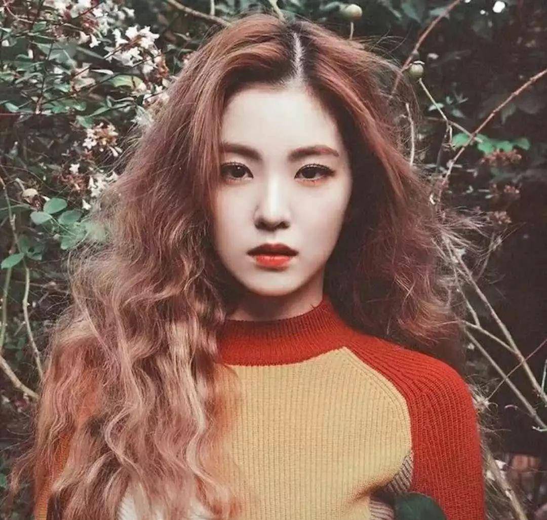 今年流行的"蛋糕卷"发型,让戚薇减龄又仙气,欧阳娜娜少女十足