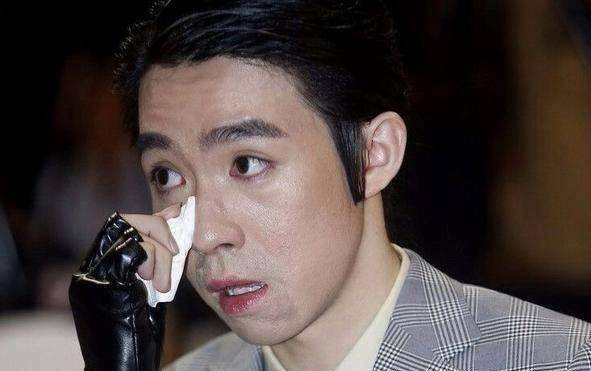 在这场大火中俞灏明被烧伤的很严重(脸部严重毁容,手臂也被烧了两个大