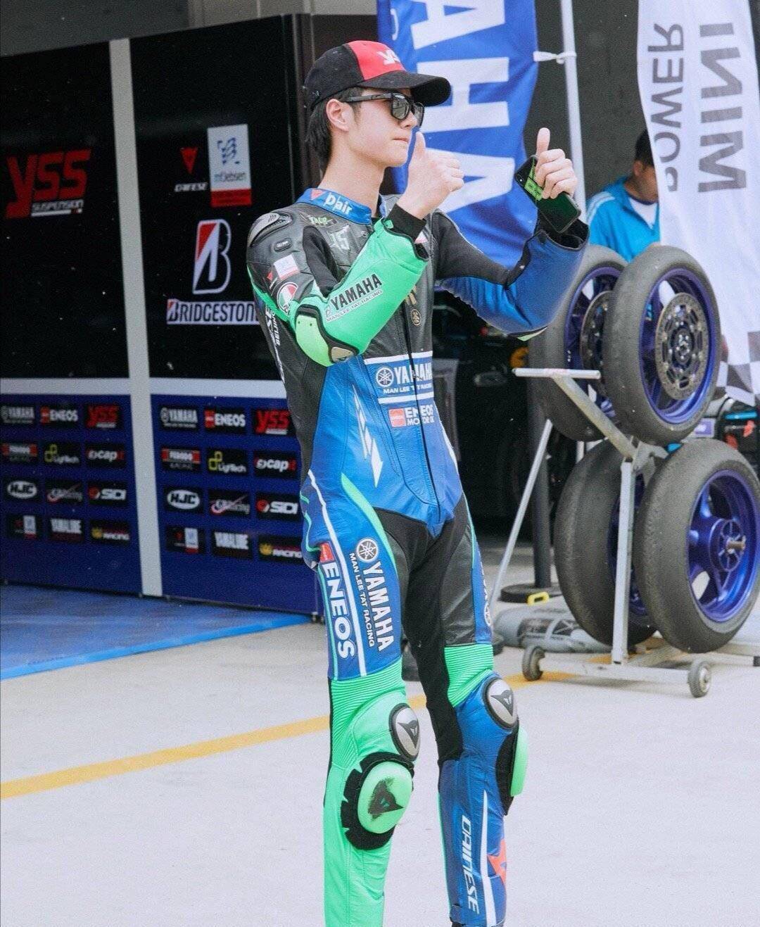 王一博追星成功,收到罗西签名照,发绿洲动态一连18个啊3个感叹_偶像