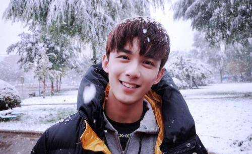 小童星吴磊长大了,曾经的"儿子专业户",今日独挑大梁担男主_形象_中戏