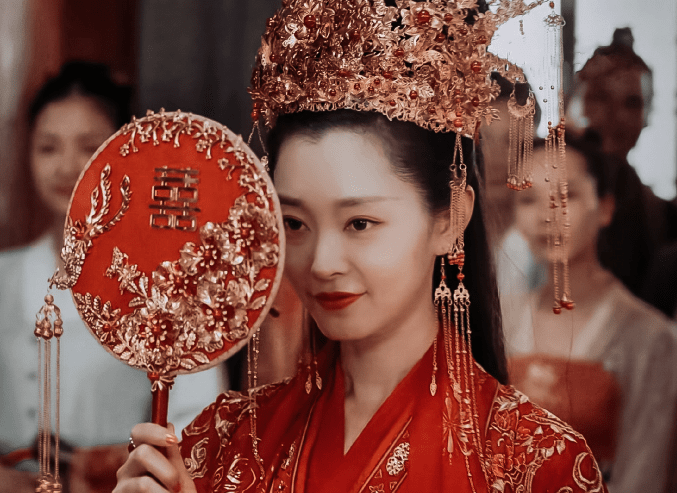 《赘婿》上线引热议,宋轶红色婚服美到观众,郭麒麟长相被质疑_电视剧
