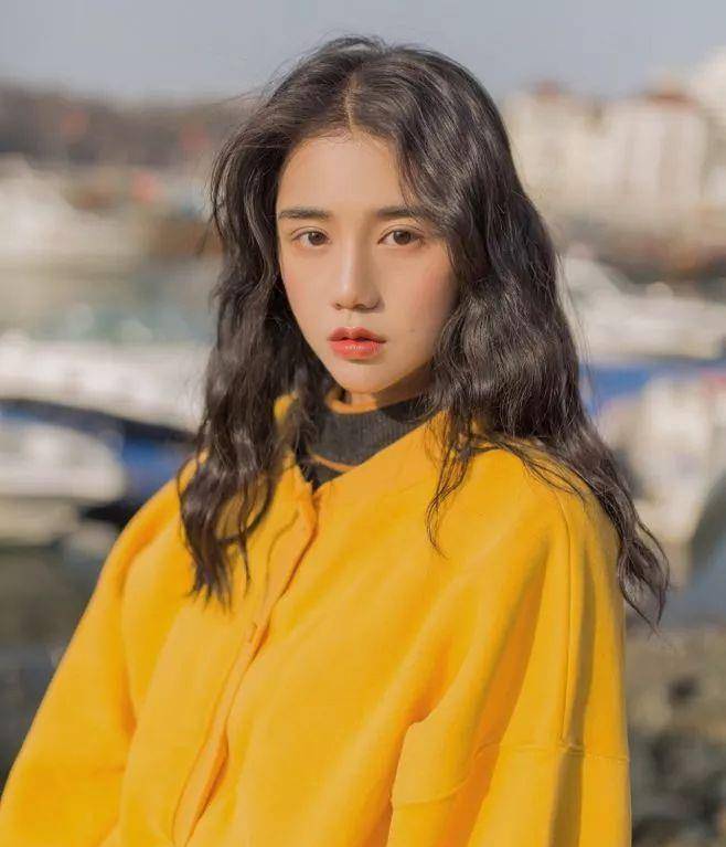 今年流行的"蛋糕卷"发型,让戚薇减龄又仙气,欧阳娜娜少女十足