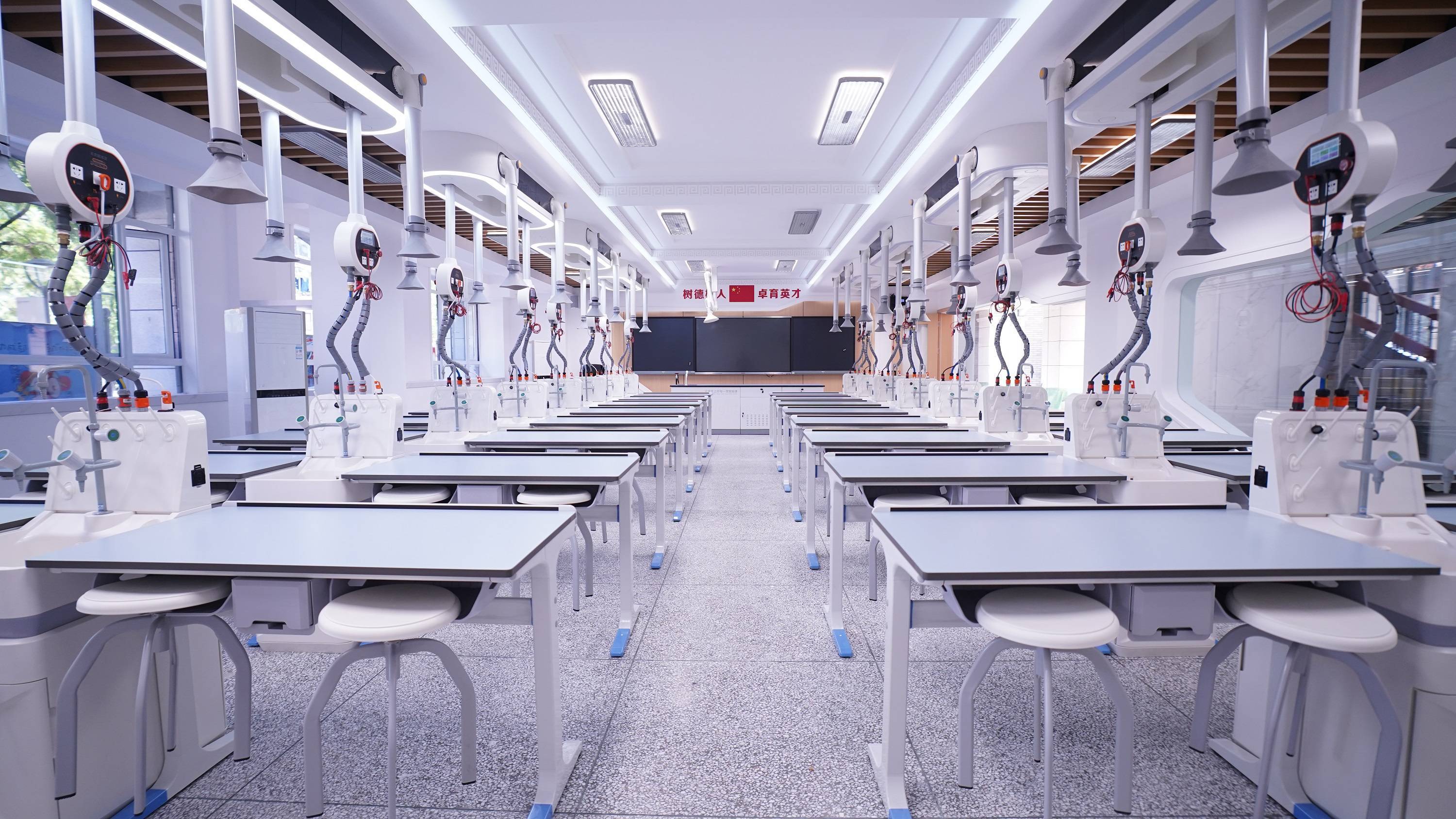 中小学化学实验室随着教育现代化的发展,师生越来越倚重于专业的学科