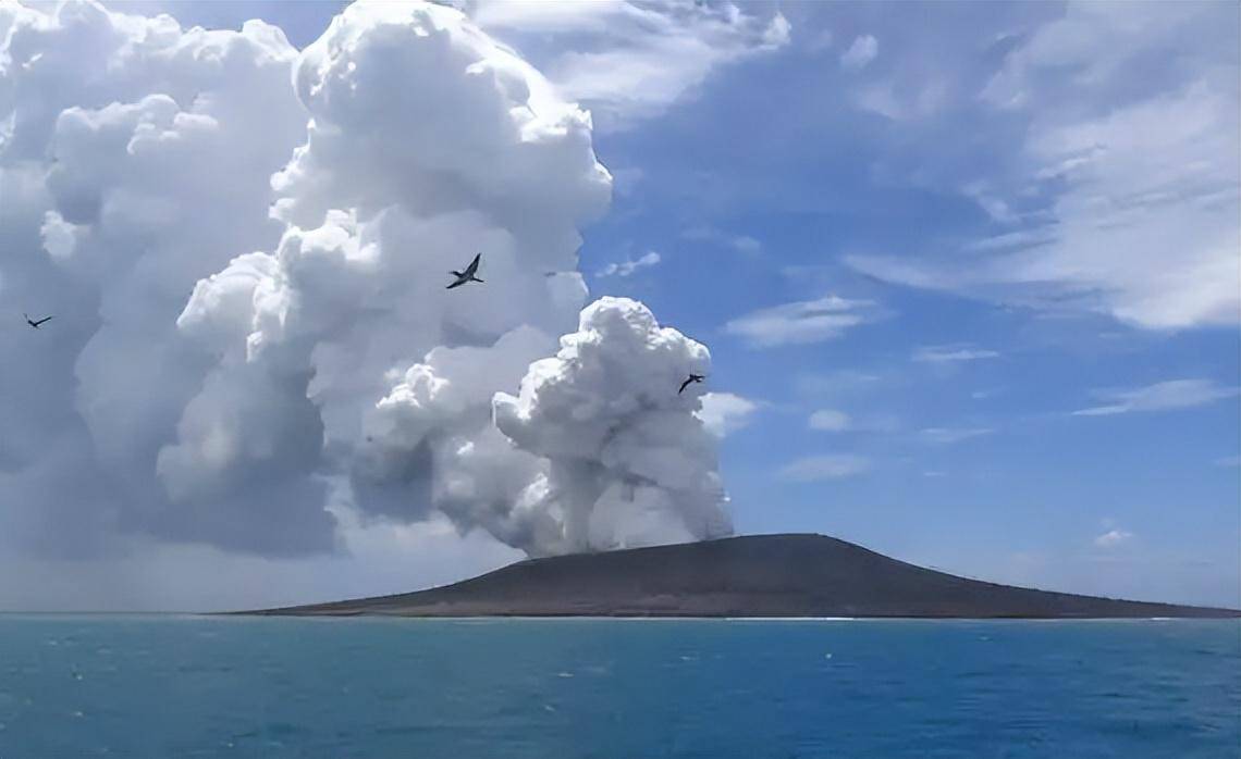 曾經在一片海域這其中海底火山爆發了,這座海底火山噴發之後,那些岩漿