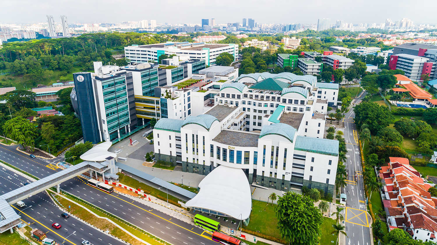 新加坡私立大学则宽进严出,入学要求不高,但是教学水平,师资力量也很