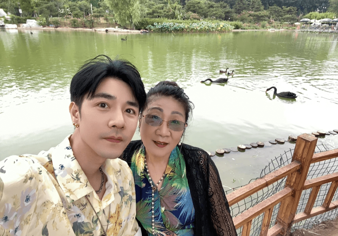 演员臧洪娜邓宁在街头摆地摊,卖力吆喝生意冷清,半天只卖9.