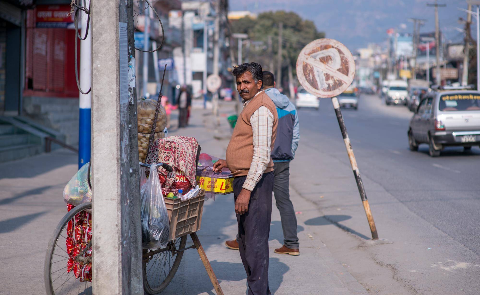 尼泊尔首都加德满都，街头景象如上世纪，12岁男孩摆地摊挣生活费