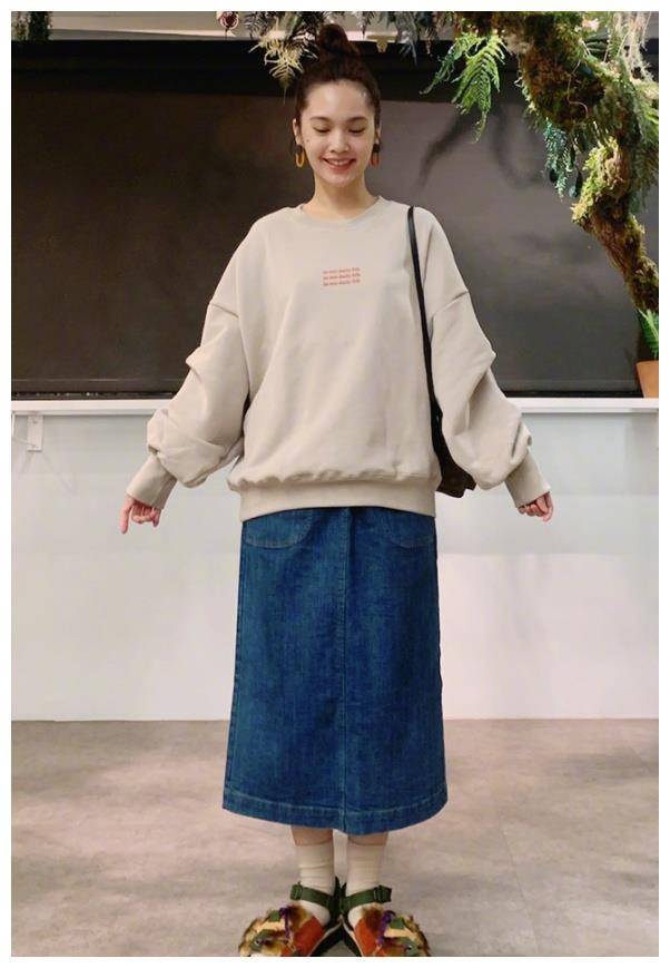 杨清林们喜欢在社交平台上分享自己的日常服装.她很适合穿年龄装.