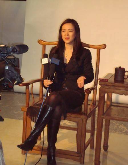 何晴走红毯穿的寒酸,上半身是廉价t恤,搭了条雪纺薄纱裙!