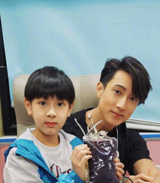 吴尊晒出生日献血照,称已坚持十几年,第一次在中国献血很特别_max_一