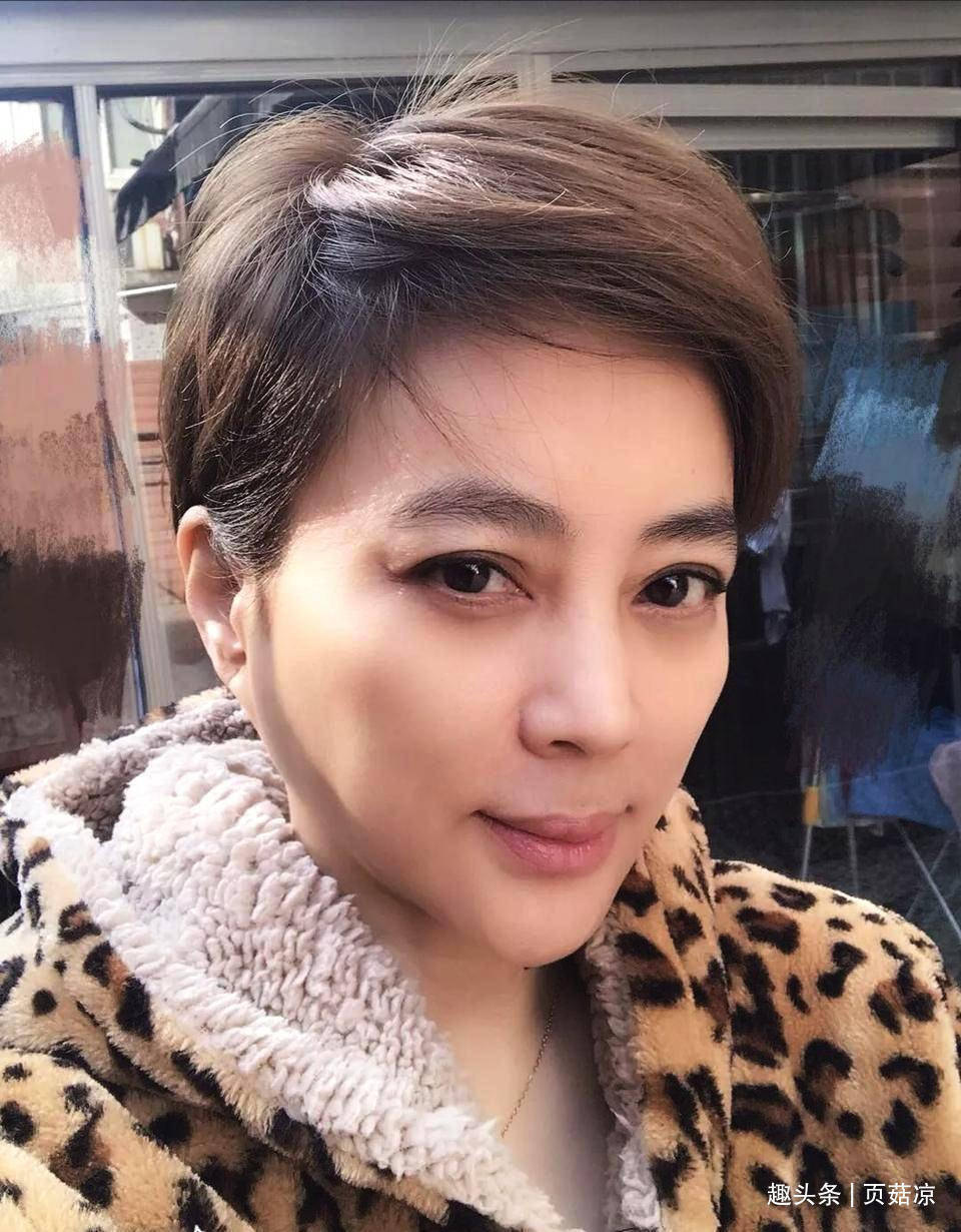 57岁李玲玉近况曝光,穿大衣走秀很自信,混血儿子颜值不输明星_公司