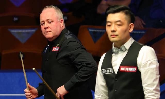 丁俊晖田鹏飞在谢菲尔德与主持人聊时尚_斯诺克_状态_球员