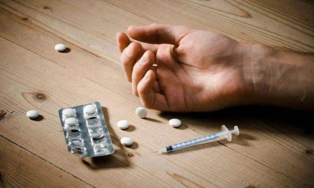 病感染的高危行为共用注射器注射吸毒长期下来,心脏会衰竭血管变窄