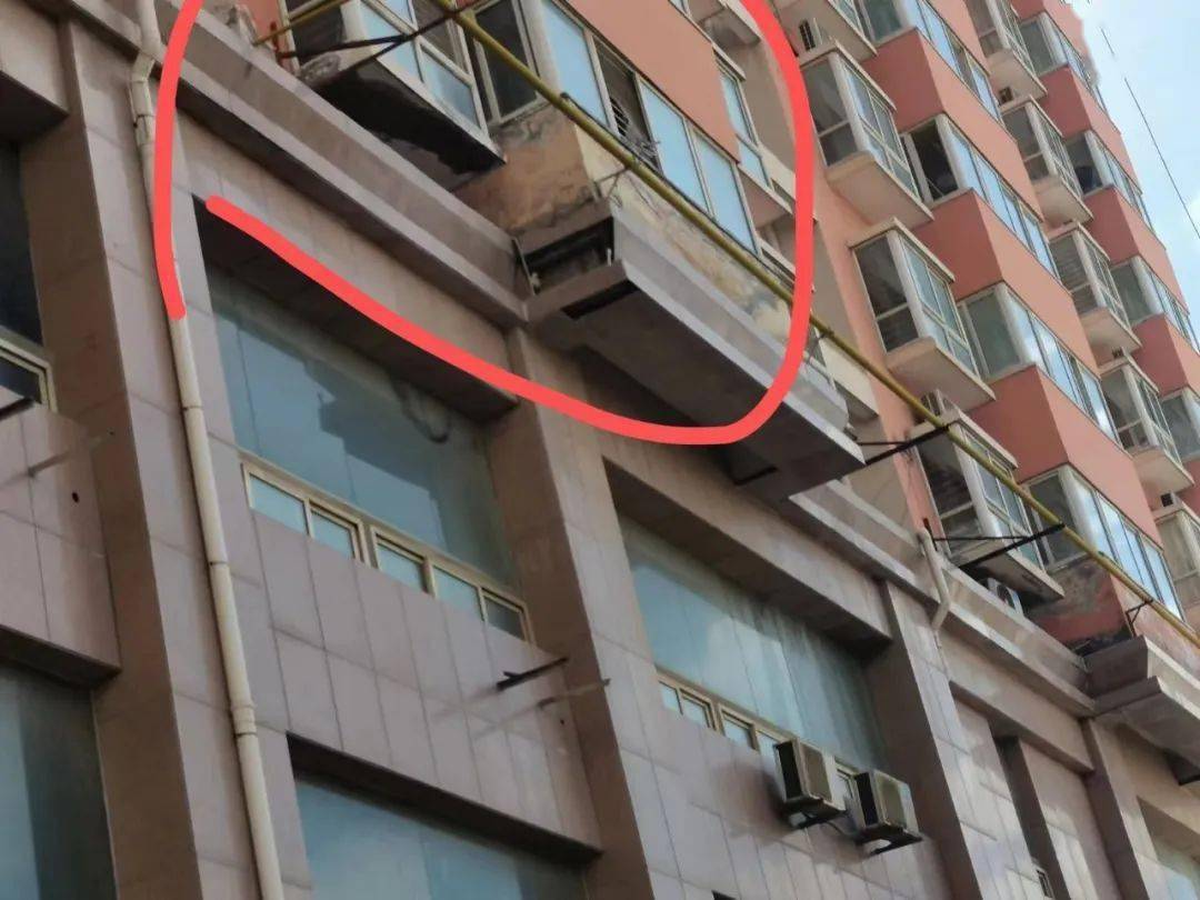我是郾城区钟楼广场天泰大厦小区的业主,这里经常发生高空坠物,外墙