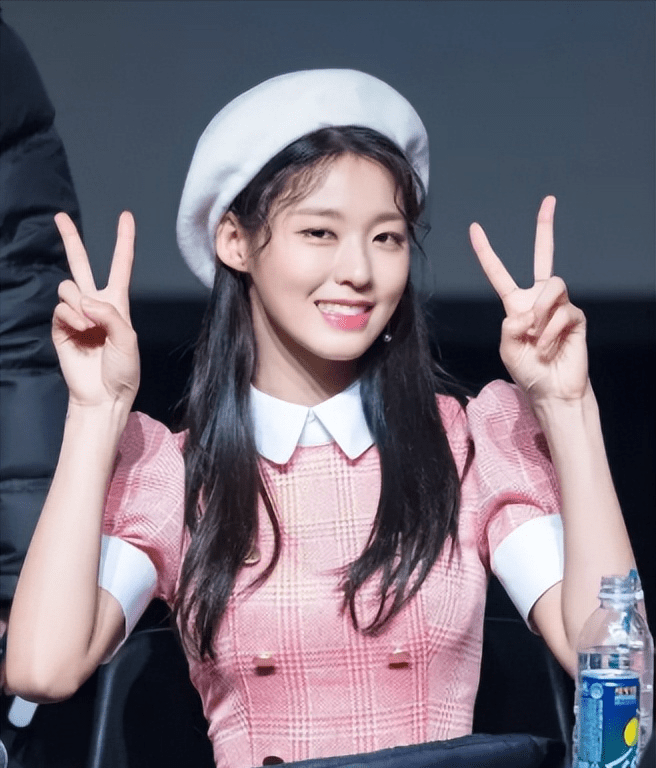 她是南韩的"国民女友",95后成员金雪炫,拥有魔鬼般身材_运动_训练