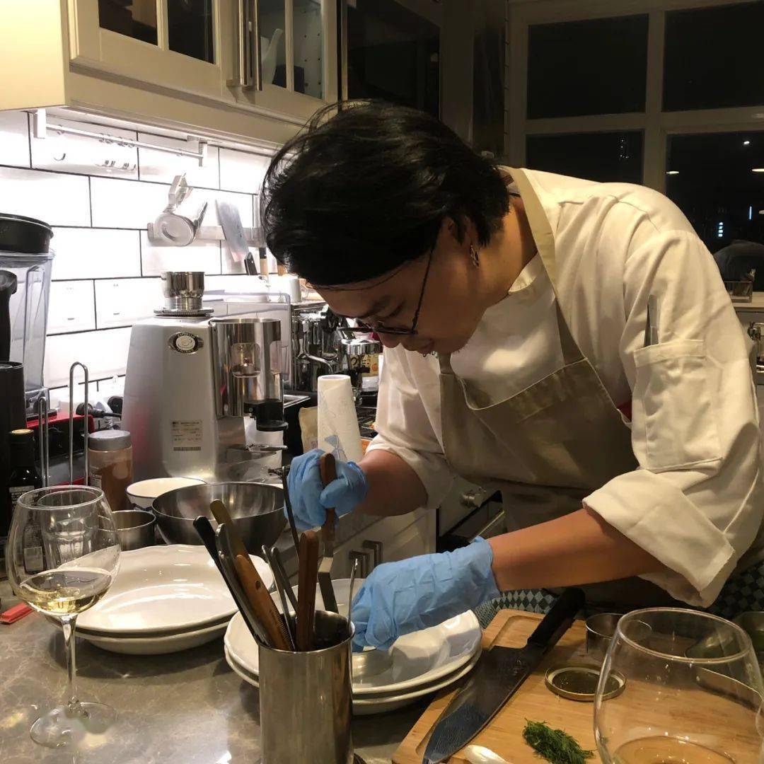 他翻着《米其林指南》找工作,20 岁在纽约做上预备副厨_水男_餐厅