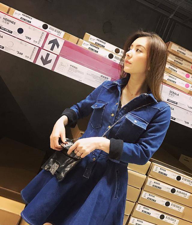 天王嫂方媛气质越来越好,穿蓝色牛仔连衣裙配长靴,满满高级感