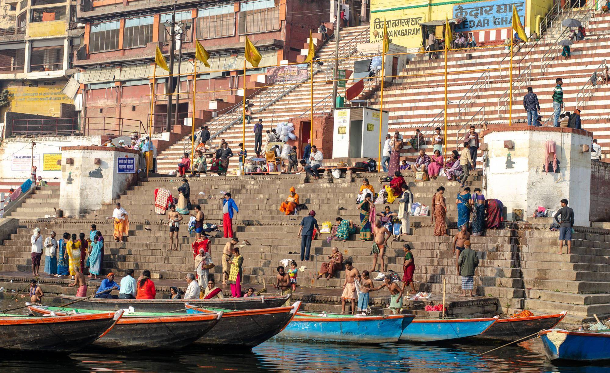 实拍印度圣城瓦拉纳西，当地人每天都去恒河沐浴，如今成旅游景点