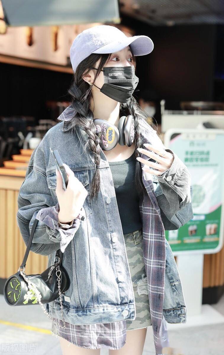 吴宣仪街拍:头戴耳机清新可爱_机场_北京_耳机