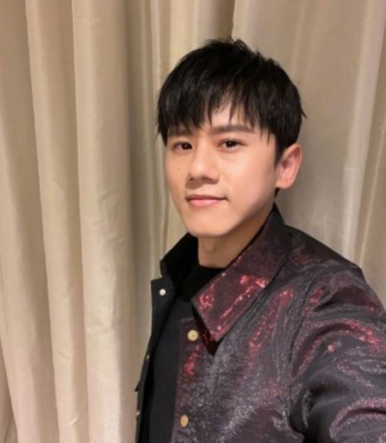 张杰晒活动照胖一圈,牵挂家中怀二胎老婆谢娜,甜蜜合照带身上_照片