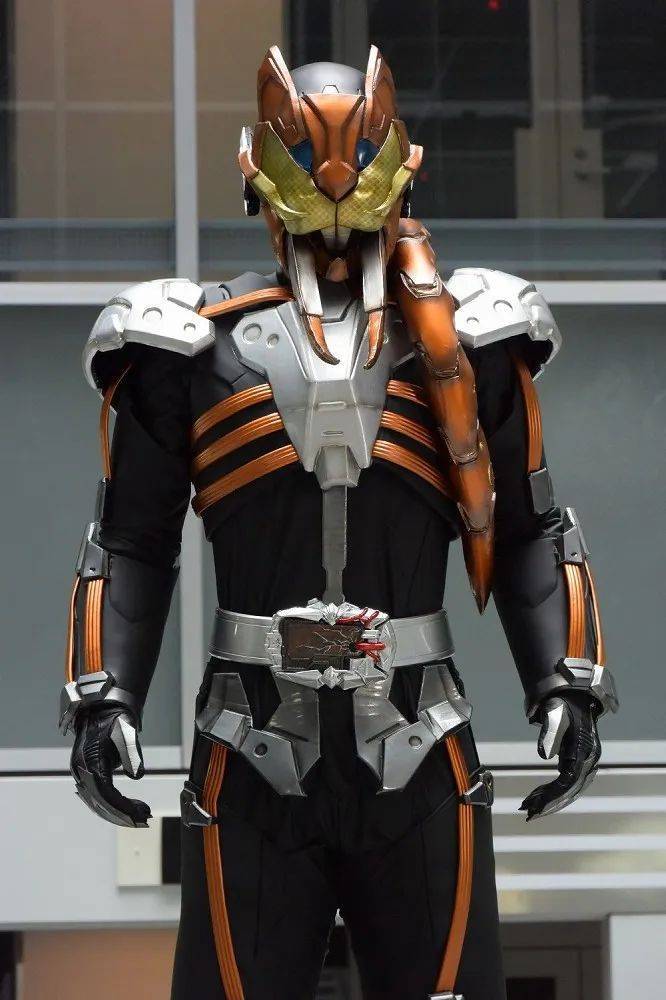 人机偶因为被"绝灭升华器"装填的"艾卡尔绝灭升华钥"而魔机偶化的姿态