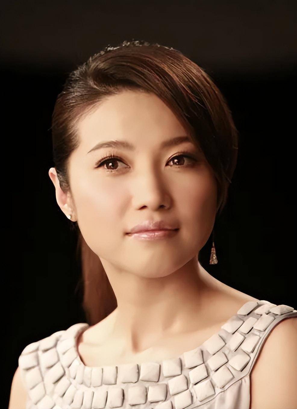 影后颜丙燕:事业当红时,选择照顾生病的母亲,如今49岁还单身?