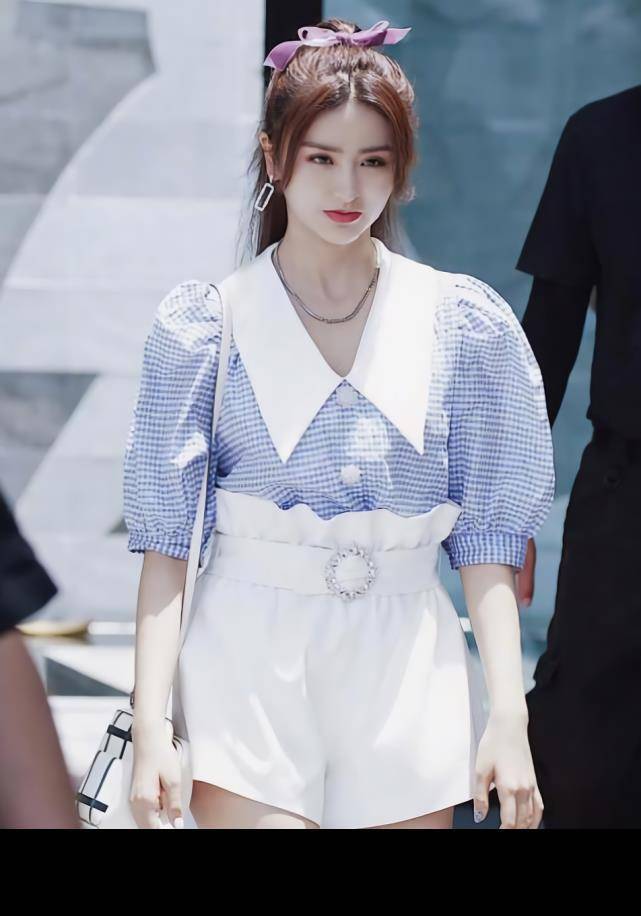 金子涵简直不要太潮,穿短裤还要搭配奶昔袜,这奶棒腿说有就有_造型