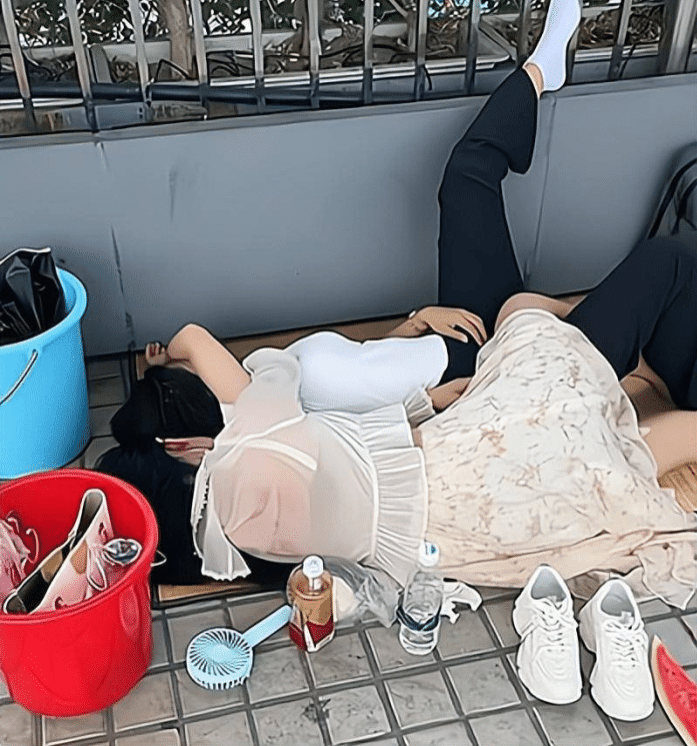 打工妹与男友露宿街头,宁肯在公共卫生间里冲凉,也不愿进厂打工_工作