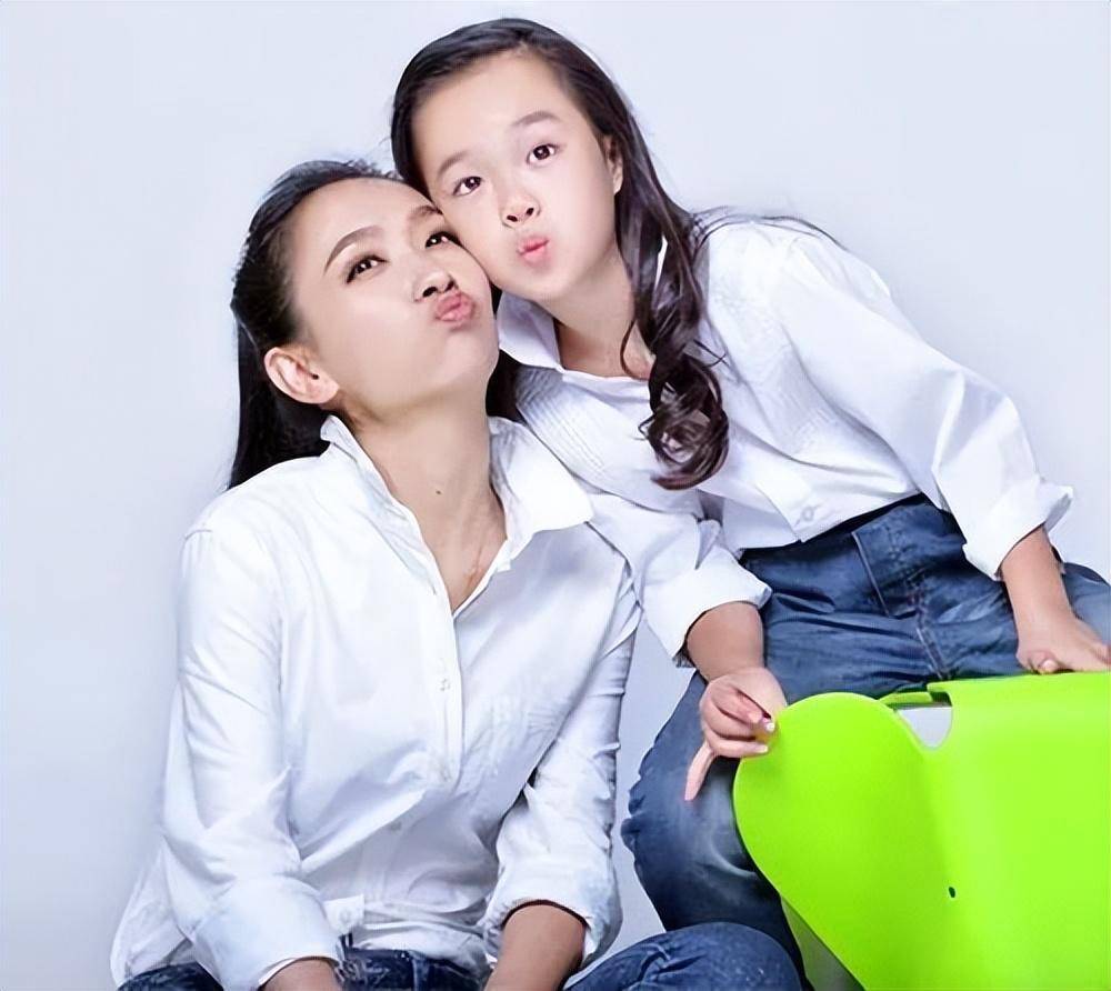 知名主持王芳女儿罕露面,博学多才颜值出众,15岁身高已超过妈妈_田婉