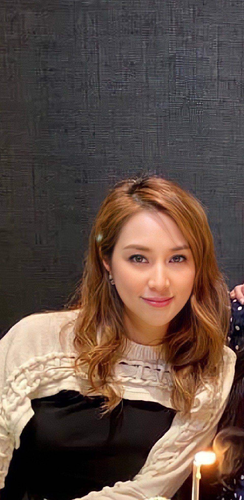 徐子淇陪老公看展,穿开衩短裙配紧身衣,这腿真给老公挣面子!