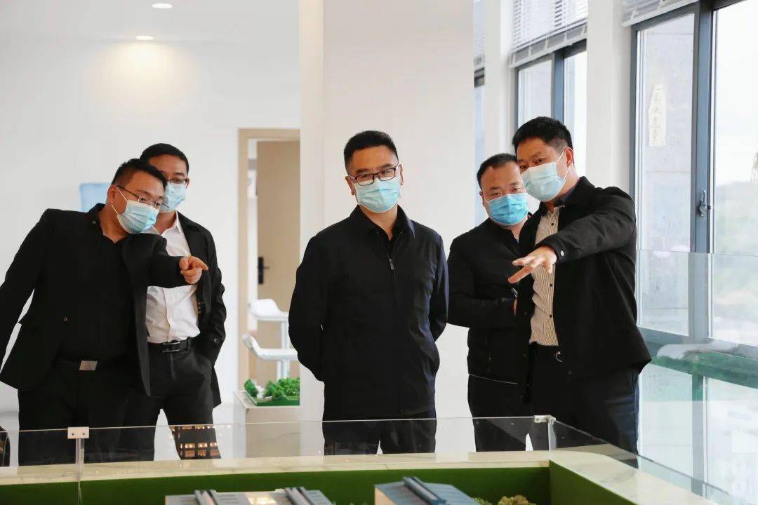 10月9日下午,遵义市委督查局局长蔡晓平一行与金盛安