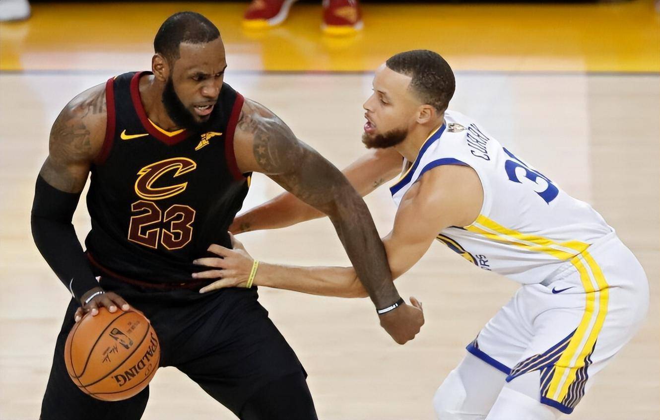 库里晒本赛季3座MVP奖杯|Re: 【辟谣板】媒体报道詹库的荣誉差距：大到可以入选名人堂，话题结束