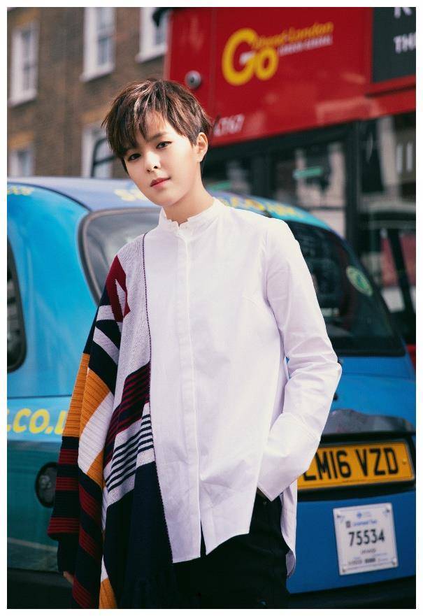 有种"惊艳"叫杨芸晴,穿一半衬衫一半毛衣,粉丝:老公娶我_杨云_黑色