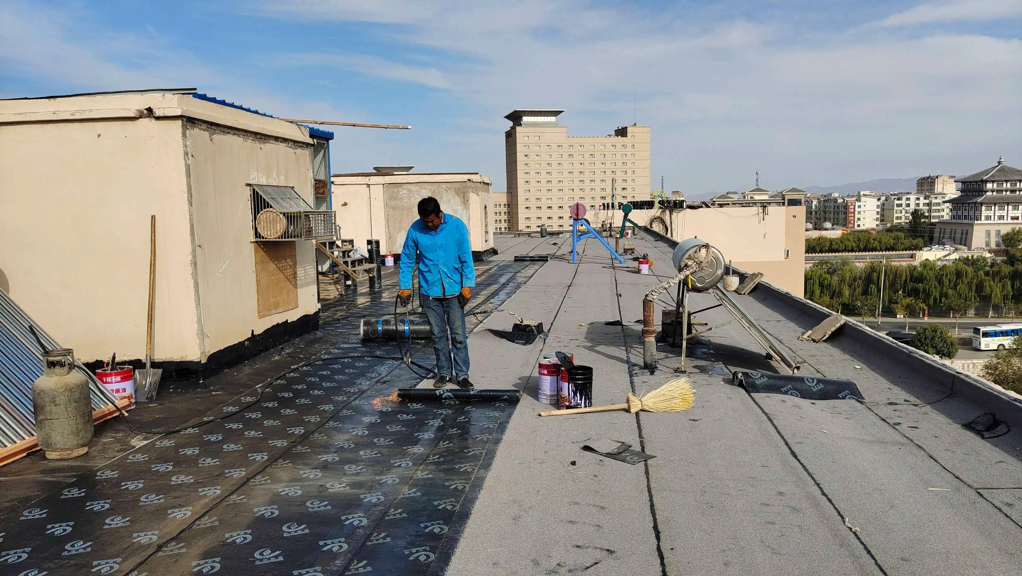 一般包括屋面卷材防水,屋面涂膜防水,屋面刚性防水,瓦屋面防水,屋面