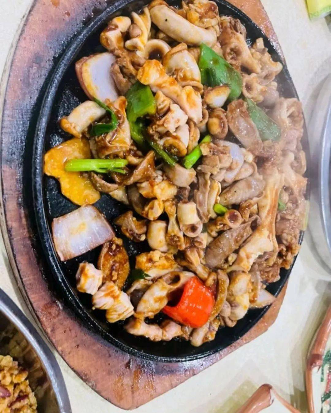 不管是铁板猪杂还是猪杂肠粉,标记猪杂店都能把油脂处理的很好,肥而不