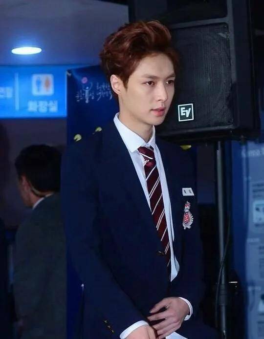 张艺兴娱乐圈的制服高手!_气质_标准_感觉